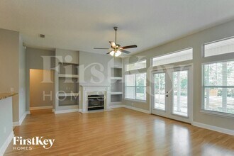 112 Glen Oaks Dr in Jacksonville, FL - Foto de edificio - Building Photo