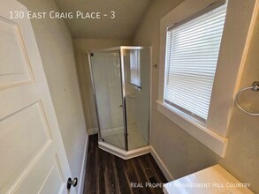 130 E Craig Pl in San Antonio, TX - Building Photo - Building Photo
