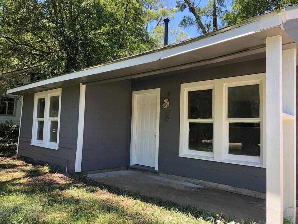 4555 Laredo Ave in Beaumont, TX - Building Photo