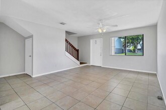 5105 Pier Dr in Greenacres, FL - Foto de edificio - Building Photo