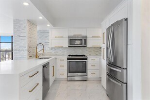 600 Parkview Dr, Unit 509 in Hallandale Beach, FL - Building Photo