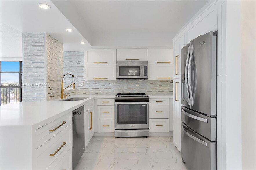 600 Parkview Dr, Unit 509 in Hallandale Beach, FL - Foto de edificio