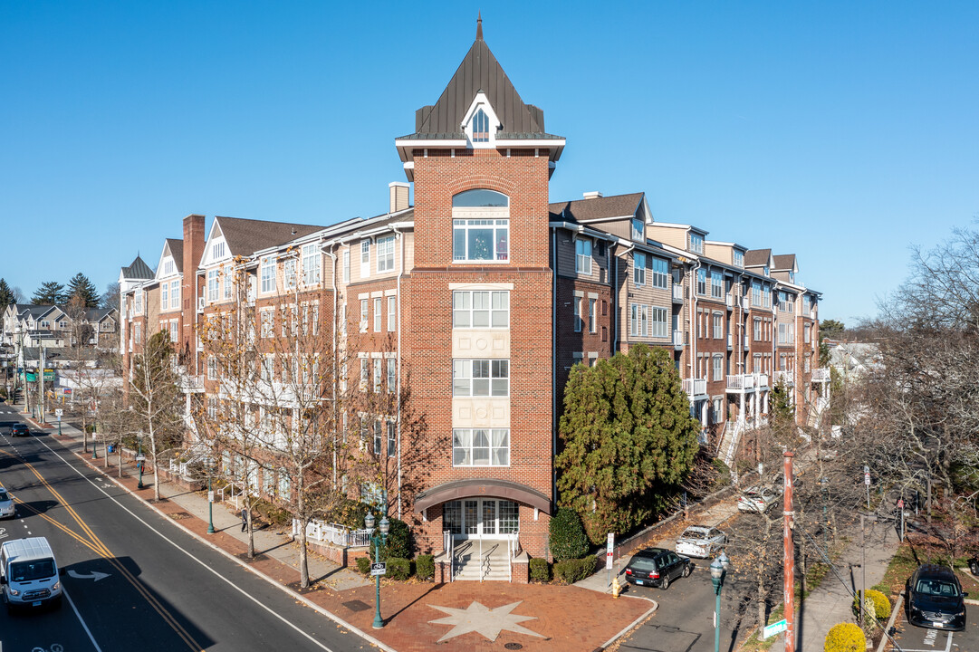 Mill River House in Stamford, CT - Building Photo