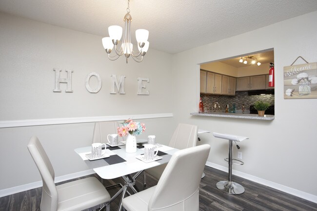 Cypress Square in Houston, TX - Building Photo - Interior Photo