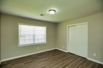 220 Marian Dr in Prattville, AL - Foto de edificio - Building Photo
