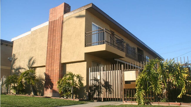 5631 W Jefferson Blvd, Unit 3 in Los Angeles, CA - Foto de edificio - Building Photo
