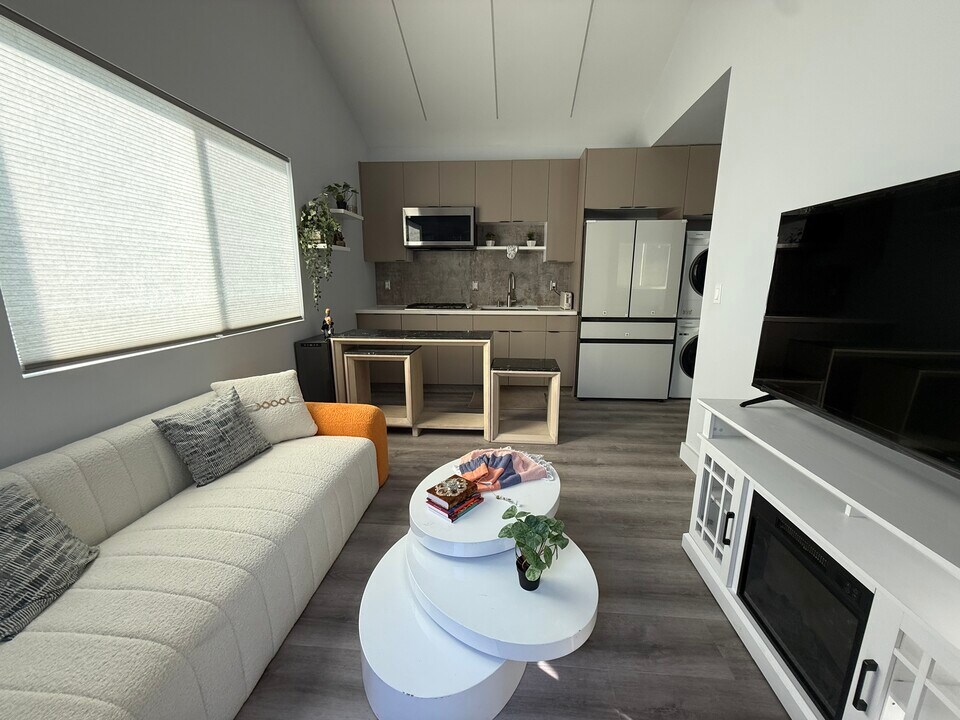 7704 Independence Ave in Los Angeles, CA - Building Photo