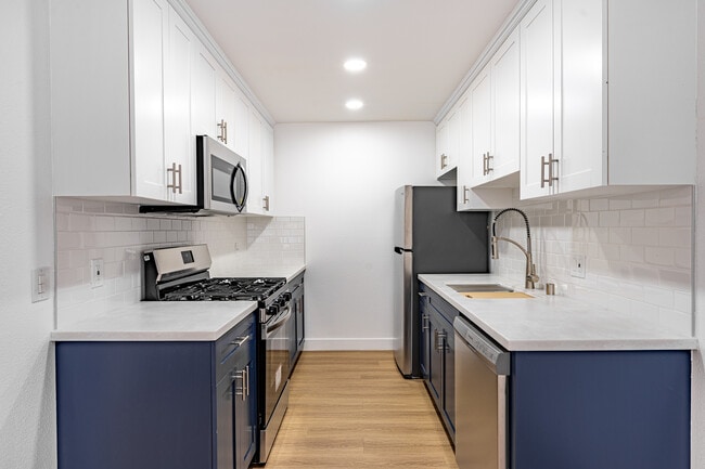 Peerless Building Corp. in Panorama City, CA - Foto de edificio - Interior Photo