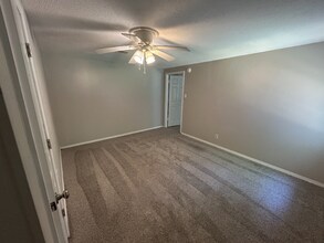 8724 Ocean Springs Rd in Ocean Springs, MS - Foto de edificio - Building Photo