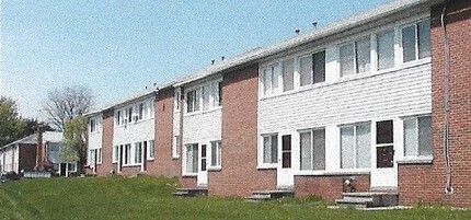 151 Old Liverpool Rd in Salina, NY - Building Photo - Building Photo