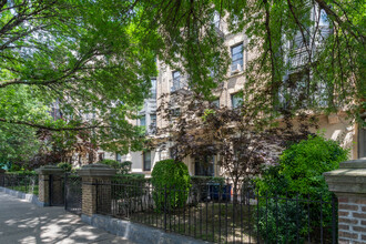 321 Eastern Pky in Brooklyn, NY - Foto de edificio - Building Photo