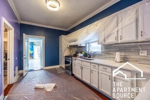 6712 N Clark St, Unit 4BedintheHeartofRog in Chicago, IL - Building Photo