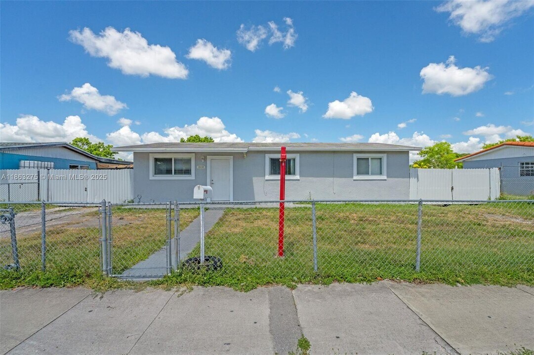19400 SW 114th Ave in Miami, FL - Building Photo