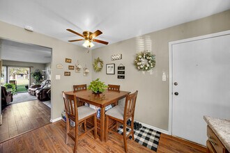 9381 Bay Colony Dr in Des Plaines, IL - Building Photo - Building Photo