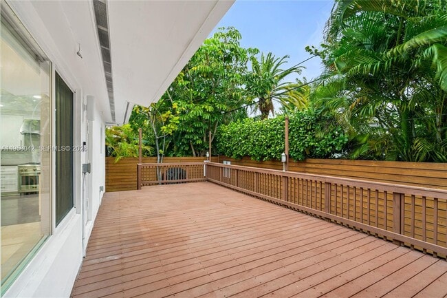 3505 Crystal View Ct in Miami, FL - Building Photo - Building Photo