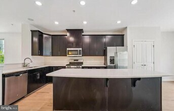 8110 Greenbelt Station Pkwy in Greenbelt, MD - Building Photo - Building Photo
