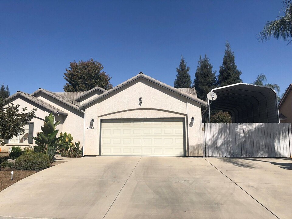 2614 W Oakridge Ave in Visalia, CA - Building Photo