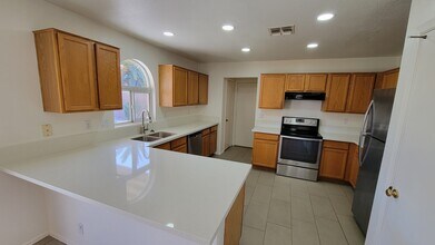 2455 E Sheffield Ave in Gilbert, AZ - Foto de edificio - Building Photo