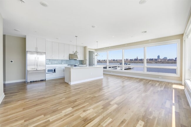 15 Somerset Ln in Edgewater, NJ - Building Photo - Building Photo