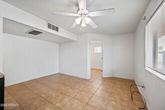 3949 E Earll Dr in Phoenix, AZ - Foto de edificio - Building Photo