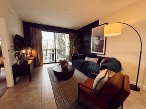 4351 NW 114th Path, Unit B19 in Doral, FL - Building Photo - Building Photo