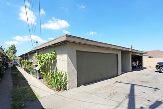 1043 N Lincoln St in Orange, CA - Foto de edificio - Building Photo