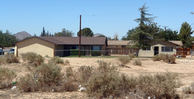 13191 Kiowa Rd in Apple Valley, CA - Foto de edificio - Building Photo
