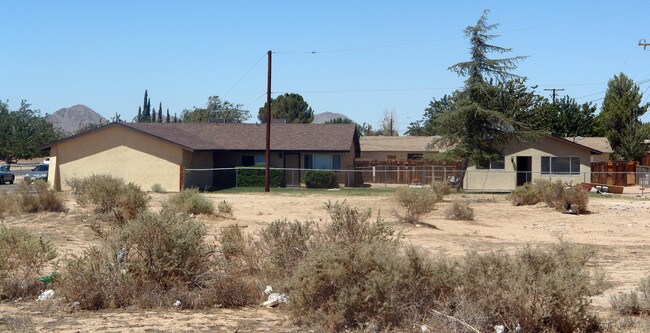 13191 Kiowa Rd in Apple Valley, CA - Building Photo - Building Photo