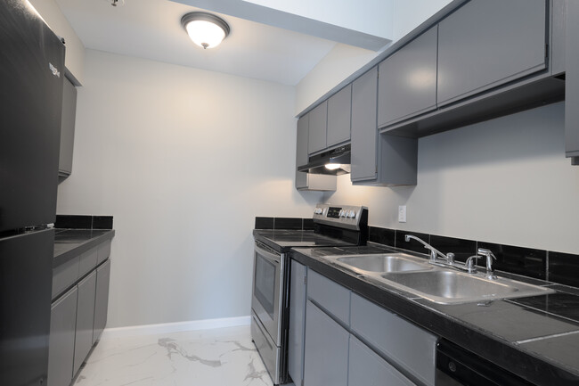 Akron U Townhomes - Student Housing in Akron, OH - Building Photo - Interior Photo