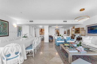 430 Grand Bay Dr in Key Biscayne, FL - Foto de edificio - Building Photo