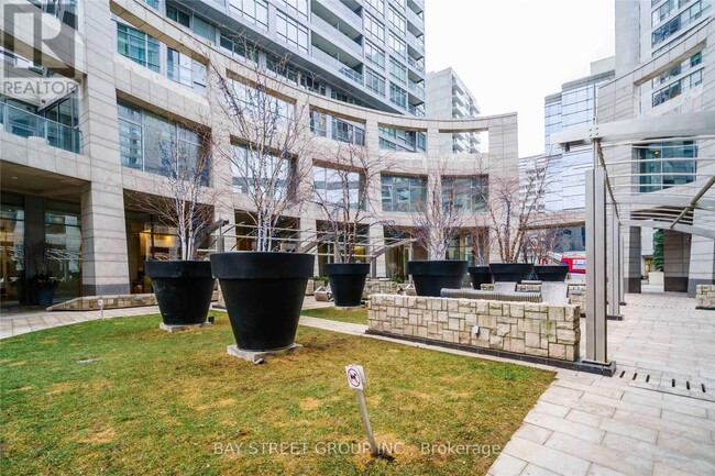 2191-2191 Yonge St