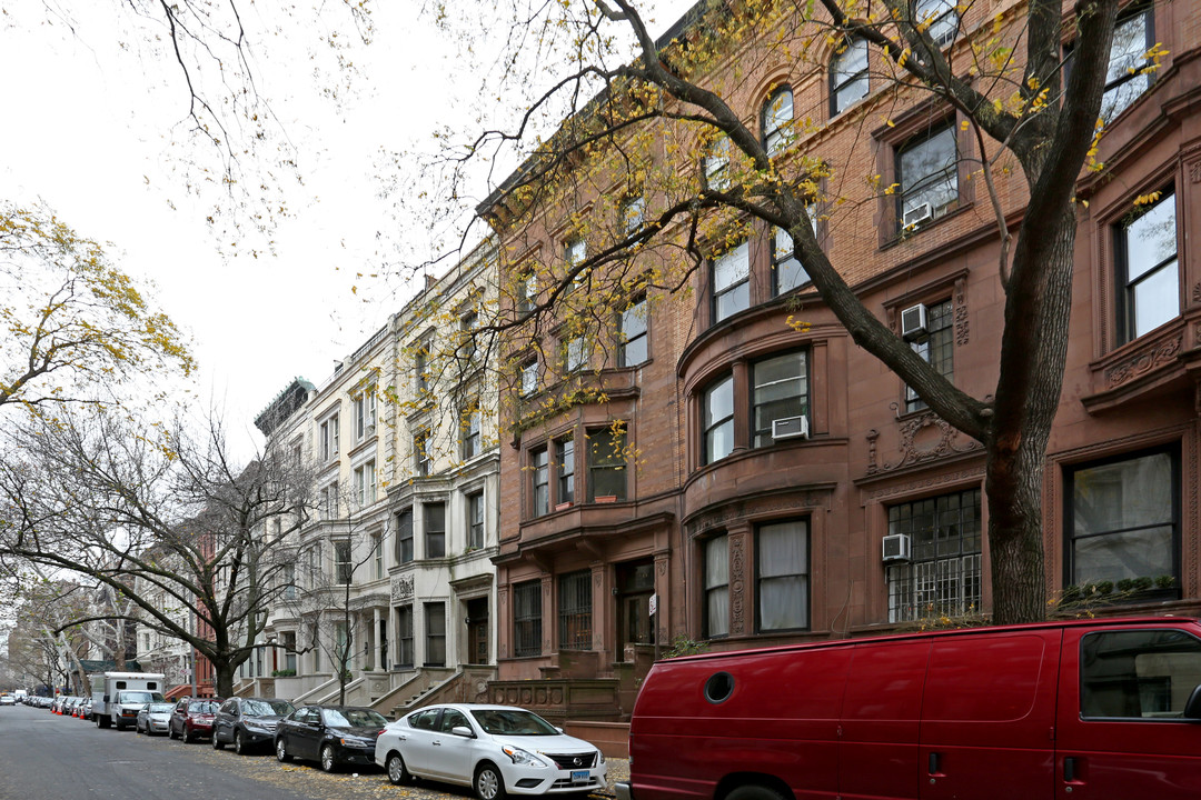 19 W 76th St in New York, NY - Building Photo