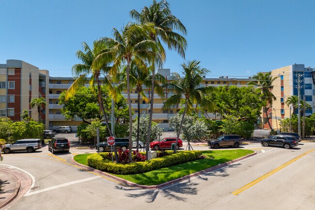 Waterway Plaza in Miami Beach, FL - Building Photo - Building Photo