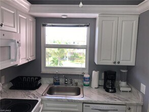 225 Turtle Lake Ct, Unit 301 in Naples, FL - Building Photo - Building Photo