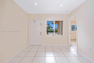 6103 Grant St, Unit 0 in Hollywood, FL - Foto de edificio - Building Photo