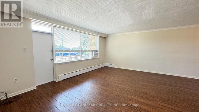242-242 Wilmington Ave in Toronto, ON - Building Photo - Building Photo