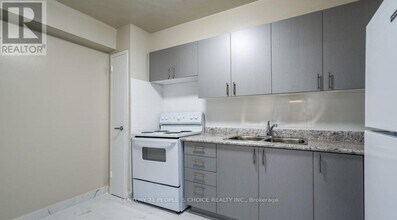 6161 Bathurst St in Toronto, ON - Building Photo - Building Photo