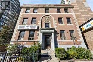 134 Carlton St. in Toronto, ON - Building Photo