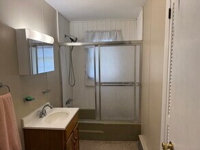 86 Oakwood Rd in East Lyme, CT - Building Photo - Building Photo