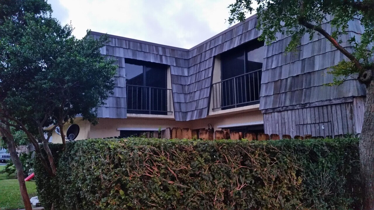 2347 Waterside Dr in Lake Worth Beach, FL - Building Photo