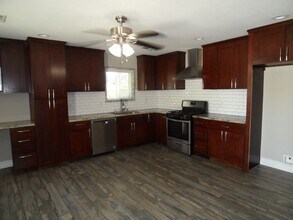 300 1/2-204 1/2 E Mills Dr in Anaheim, CA - Building Photo - Building Photo