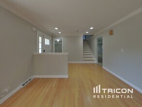 2206 W Lawrence Ln in Mount Prospect, IL - Building Photo - Building Photo
