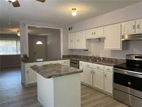 1303 Barrington Dr in Austin, TX - Foto de edificio - Building Photo