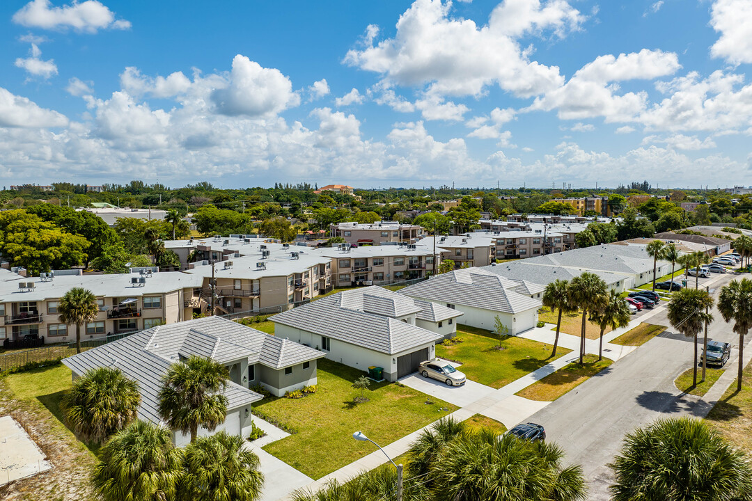 Renaissance Pointe in Lauderhill, FL - Building Photo