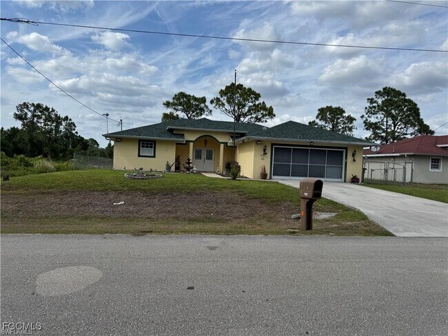 1127 Foggia St E in Lehigh Acres, FL - Building Photo - Building Photo