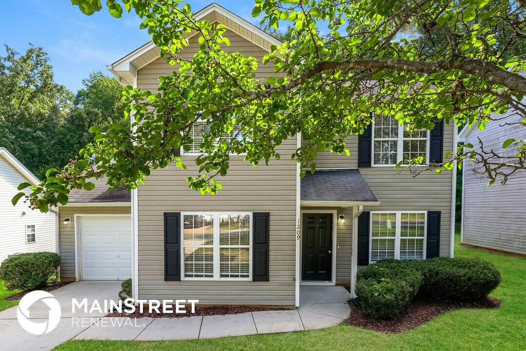 1209 Maury Ln in Greensboro, NC - Building Photo
