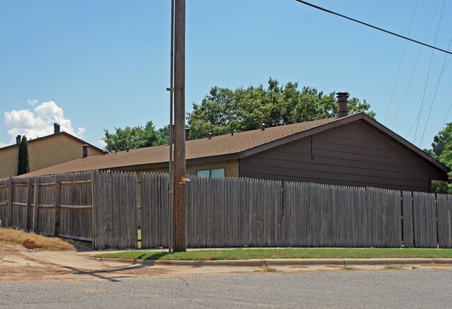 7403 Waco Ave in Lubbock, TX - Foto de edificio - Building Photo
