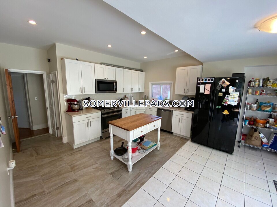 156 Sycamore St in Somerville, MA - Building Photo