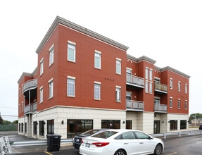 7742 W Higgins Rd in Chicago, IL - Building Photo - Building Photo