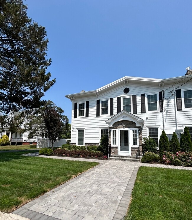 Fairfield Victorian at Patchogue Village in Patchogue, NY - Foto de edificio - Building Photo